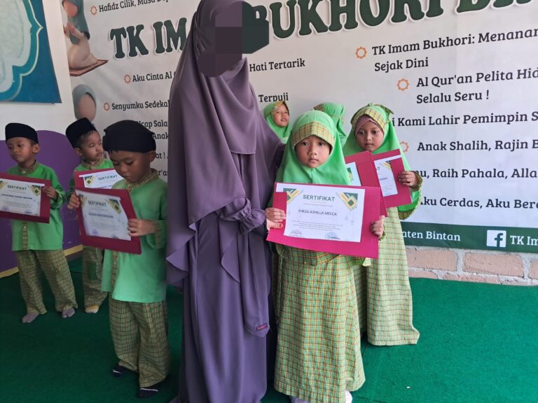 Pembagian Sertifikat Penghargaan kepada siswa siswi TK Imam Bukhori Bintan